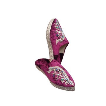 Handcrafted feminine fashion slipper