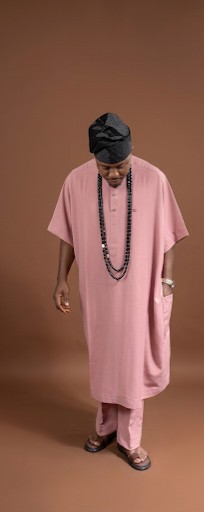 Tenue Agbada rose pour homme avec casquette assortie – tenue traditionnelle nigériane