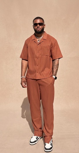 Ensemble deux pièces à rayures tennis pour homme – Chemise à manches courtes et pantalon assortis, tenue streetwear décontractée de luxe