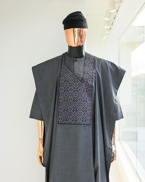 A Agbada gris à détails carrés éclaboussés, caftan à manches 3/4 et sokoto