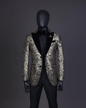 Une touche de noir anthracite et d'or, un costume de smoking à revers en pointe, un pantalon de smoking et un nœud papillon