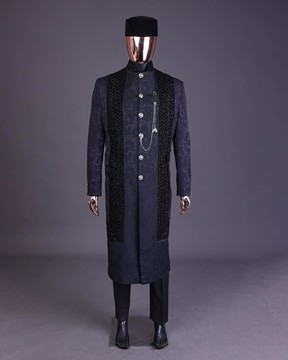 Un « wakanda » fleuri bleu nuit avec une broderie métallisée L, un costume safari en jacquard trench, un chapeau et un pantalon