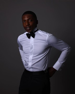 Une chemise de smoking blanche à rayures superposées et à boutons recouverts