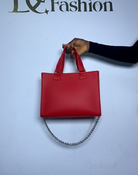 Élégant sac cabas rouge avec bandoulière à chaîne