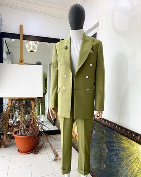 Un costume croisé vert citron à revers en pointe