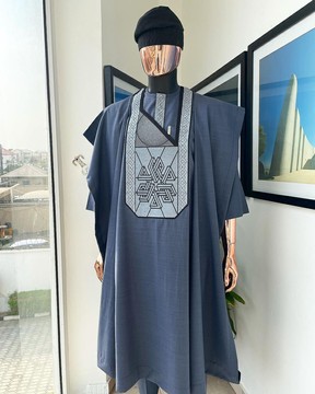 Un agbada de précision bleu marine en broderie nuage et ancre