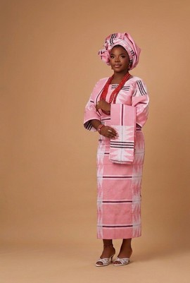 Ensemble de mariage traditionnel yoruba en aso-oke tissé à la main, élégant, rose poudré et blanc