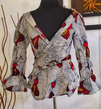 Haut enveloppant et peplum à imprimés africains uniques