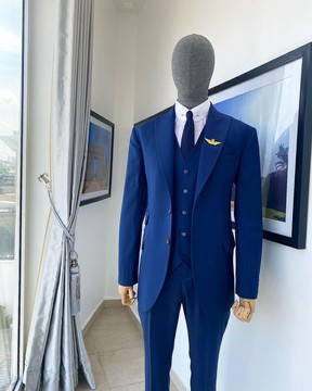 Un costume bleu marine à revers en pointe «board room»