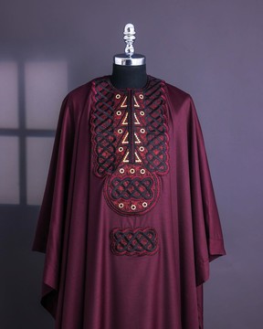 Une bague bordeaux reliée avec des détails d'oeillets dorés agbada