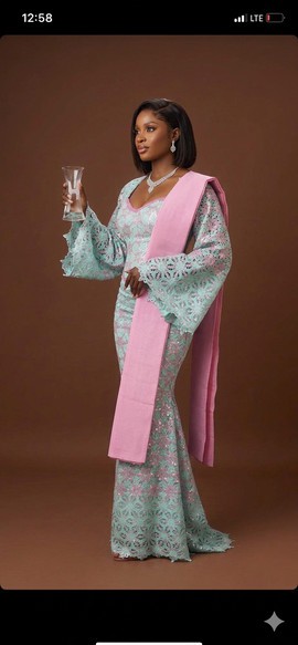 Ensemble élégant en dentelle vert menthe avec étole rose