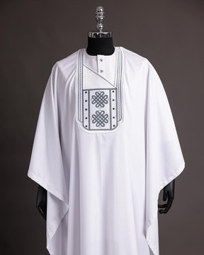 Un agbada blanc, des broderies grises, un buba à manches 3/4 et un sokoto