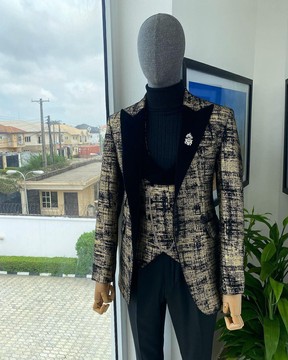 A “Mandarin” dispersed black &amp; gold Peak Lapel suit