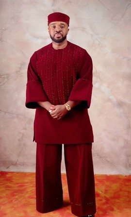Ensemble sénateur pour homme en velours bordeaux avec casquette perlée – tenue traditionnelle nigériane 3 pièces