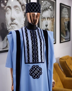 Une broderie monochrome bleu ciel rechargée avec des détails en velours italien imbibé de bleu marine agbada