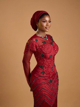 Robe de soirée cramoisie à broderies florales et franges perlées