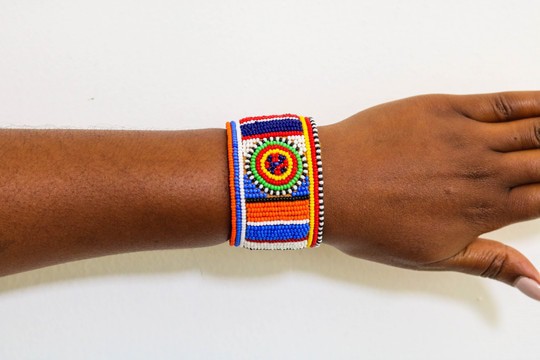 Bracelet manchette africain fait main en perles pour femme – Jonc coloré de style masaï, une pièce forte de votre look