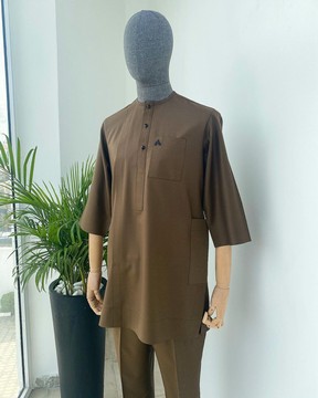 Un caftan sur mesure pour homme marron chocolat à manches 3/4