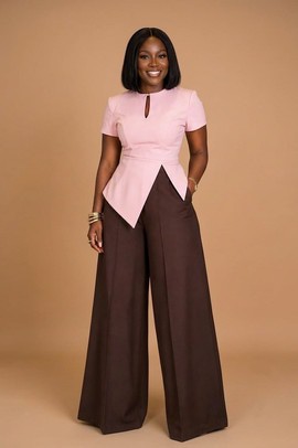 Ensemble chic deux pièces avec haut péplum asymétrique rose clair et pantalon large marron chocolat