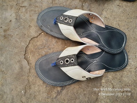 Handcrafted Men’s Tri-Tone Leather Thong Sandals – Black &amp; Cream Shield Slides with Gold Eyelets