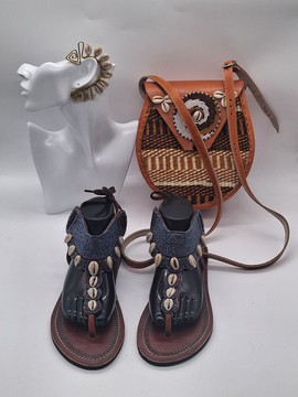 Sandales en cuir faites main avec coquillages cauris, sandales africaines pour femme ornées de perles, chaussures tribales bohèmes