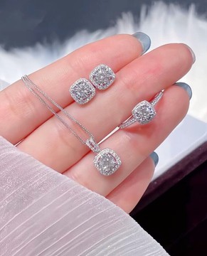 Ensemble collier, boucles d'oreilles et bague