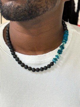 MANLY24-02 : Collier noir perles lava avec entracte bleuté (homme ou femme)
