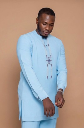 Costume africain ajusté bleu ciel pour homme avec broderie géométrique sur le devant, style kaftan