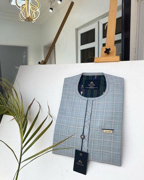 Un caftan en tissu à carreaux Prince Charles