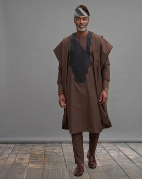 Ensemble Agbada marron chocolat pour homme avec plastron brodé noir –