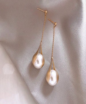 Magnificent pair of drop earrings