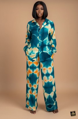 Ensemble deux pièces Adire composé d’une chemise à boutons et d’un pantalon palazzo