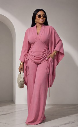 Ensemble deux pièces élégant pour femme en rose poudré, composé d’un caftan et d’un pantalon – taille froncée, jambes larges