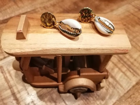 Lapwent cowrie shell earrings
