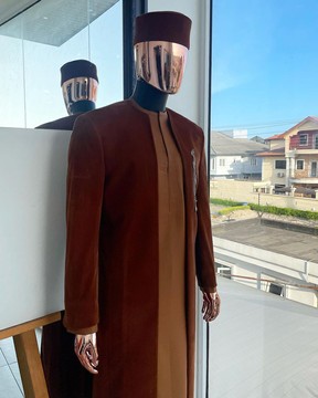 Une veste kimono royale en velours marron cannelle, un caftan marron fauve, un pantalon et un chapeau assorti.