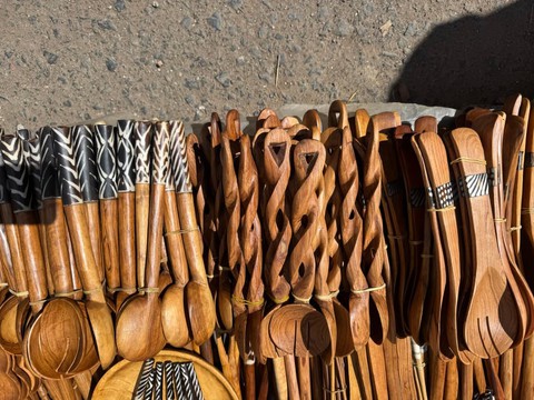 Ensemble de 20 cuillères de service sculptées à la main en bois | Ustensiles de cuisine africains | Couverts à salade