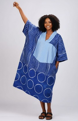 Kaftan chic à imprimé bleu avec détail de poche