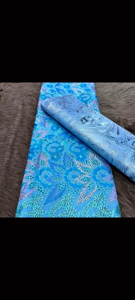 TISSU EN DENTELLE BLEU (5yards)