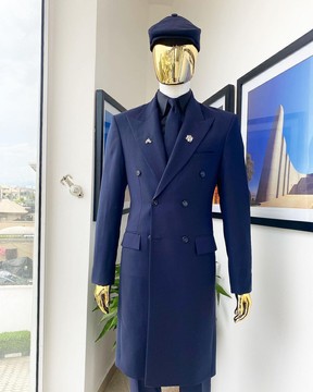 Un trench-coat à revers en pointe monochrome «peaky Blinder» bleu nuit rechargé