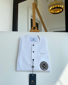 Un caftan blanc mélangé, un rabat boutonné sur le devant, des détails de patch brodés à la main