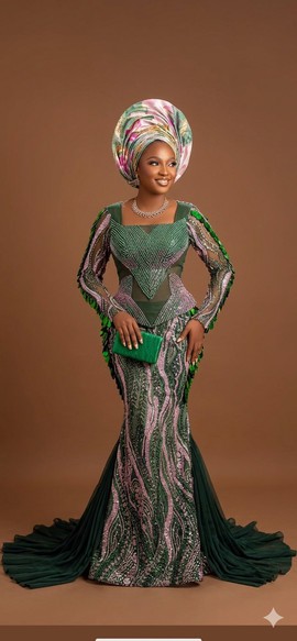 Robe sirène en dentelle et techniques mixtes, vert sauge et vert forêt