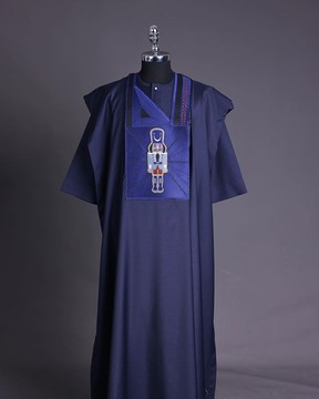 Un bleu marine, tête de pagode centrale détails de broderie agbada, caftan manches 3/4 &amp; sokoto