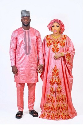 Tenue de mariage de luxe pour couple haoussa, ensemble assorti en brocart de Guinée avec agbada et caftan pour les mariés