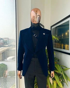 Un bleu nuit, tissu de velours imbibé, tricoté, costume de smoking à larges revers en pointe
