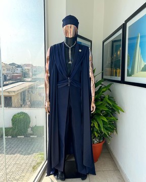 A « Mr Money » bleu marine, voile déconstruit sur trench en soie, veste à revers en pointe, pantalon extra large