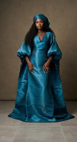 Cette magnifique robe longue en soie bleu sarcelle