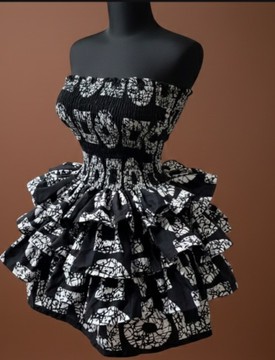 Robe dos nu à volants éclatante