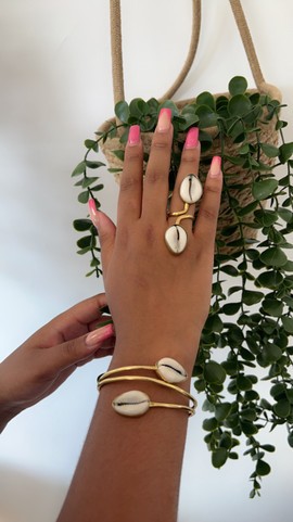 “Arkya” double cowrie ring