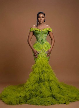Robes de soirée luxueuses à épaules dénudées, ornées de perles et à fente haute