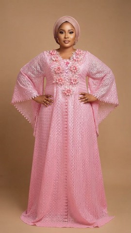 Grand boubou africain rose en dentelle ornée de motifs floraux pour femme